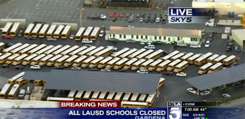 圖：美國KTLA電視臺直播畫面顯示，洛杉磯聯(lián)合學(xué)區(qū)校巴已被叫停，家長被通知暫不能送孩子上學(xué)。
