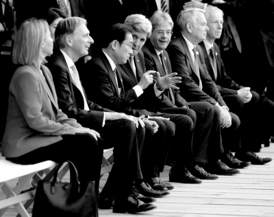 10日，七國(guó)外長(zhǎng)觀看日本傳統(tǒng)歌舞表演期間，美國(guó)國(guó)務(wù)卿克里與日本外相岸田文雄在交頭接耳