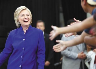 當(dāng)?shù)貢r(shí)間6日，美國加利福尼亞州長灘市，心情大好的希拉里與支持者互動(dòng)。 圖/CFP
