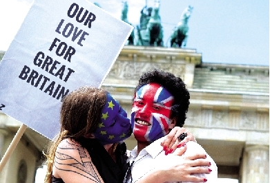 一對情侶用行動支持“留歐”。