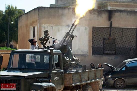 圖為反對派向政府軍的戰(zhàn)機開火。