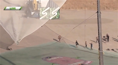 艾金斯成功落到一個(gè)1/3足球場(chǎng)大小的安全網(wǎng)上。