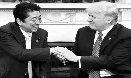 本來來訪者還應包括墨西哥總統(tǒng)培尼亞·涅托的。但特朗普簽署行政令稱要在美國和墨西哥之間建墻，還要向墨西哥出口到美國的商品加征20%關稅的行為惹怒了墨西哥人。