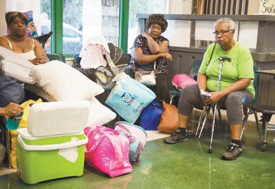 人們在美國佛羅里達(dá)州邁阿密的一個安置點休息。新華社發(fā)