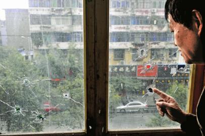 10月17日，朱先生家窗戶被擊穿。