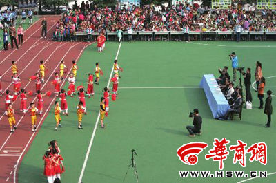 昨日，部分學(xué)生演員身著短袖短褲在表演節(jié)目 本報(bào)記者張欣攝