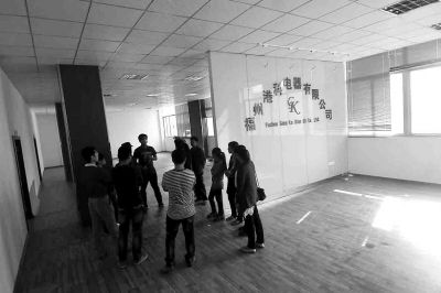 曾經(jīng)看似正規(guī)且豪華的公司，如今空空如也，只剩進(jìn)門處的公司名稱還赫然在目