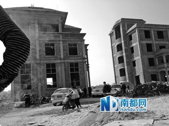 兩棟被舉報(bào)的違建樓下昨日一度聚集了超過(guò)百人，城管離開(kāi)后逐漸散去。南都記者張志韜實(shí)習(xí)生宋超攝