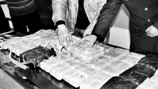 警方收繳的毒品和毒資。警方供圖