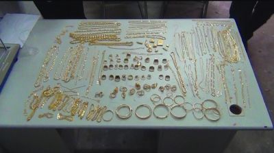 警方追回的被搶金首飾，有172件，2200多克。其余的都被嫌疑人變賣，用來購買手機(jī)的汽車。