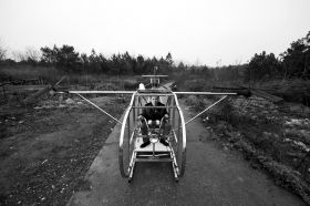 3月12日，汨羅白塘鄉(xiāng)趕洲村，李厚勝坐在他的“魚鷹直升機”上。圖/記者謝長貴