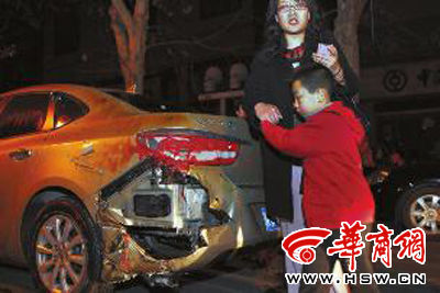 豐慶路226號的足浴店起火殃及樓下車輛，一個(gè)車主將車搶救出來后仍驚魂未定