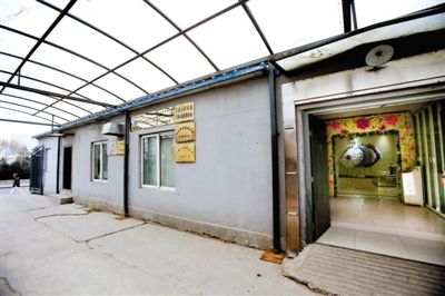 2月25日，北京石景山醫(yī)院，太平間旁的一間辦公室外掛有“八寶山殯儀館石景山醫(yī)院服務(wù)站”的牌子。本版攝影/新京報(bào)記者 王叔坤