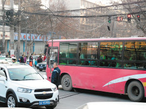 一個多小時，除了短暫的休息，郭師傅一直在車流中舉著木棍 圖片由市民孫先生提供