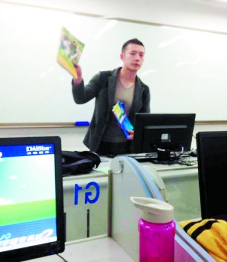 讓甘麟翰爆紅的，就是這張商學院大一學生在課堂上拍攝的照片。