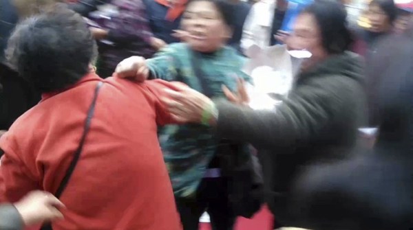 江蘇一樓盤(pán)送抽紙引哄搶 多名老人大打出手