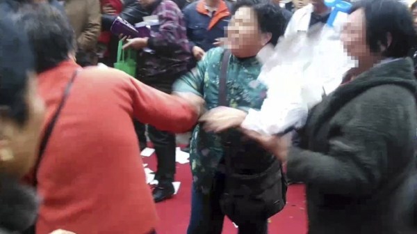 江蘇一樓盤(pán)送抽紙引哄搶 多名老人大打出手