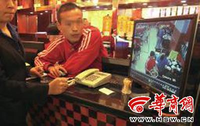 昨日，李女士展示從火鍋店抱回的火鍋，內(nèi)有濕巾