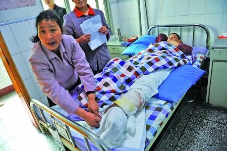 鄭其林擦藥酒的左腿出現(xiàn)潰爛，并伴隨大面積的皮膚壞死。記者 張路橋 攝