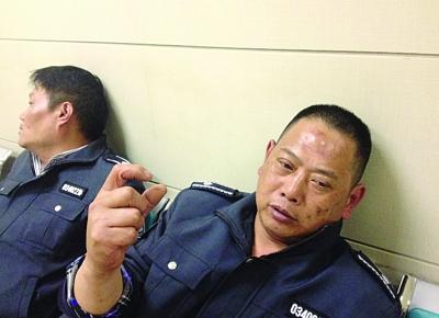 被打傷的城管隊員。陳郁攝