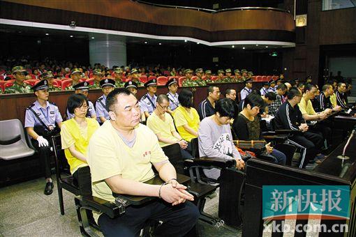 ■蔣洪偉(左一)等二十幾名被告被指控犯集資詐騙罪,昨日集體過堂?！　?鄭朝暉/攝