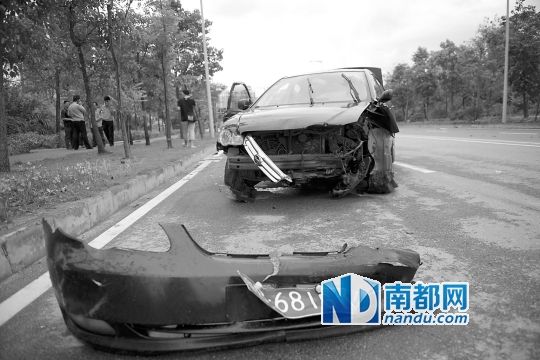 男子搶的比亞迪轎車車頭損毀嚴(yán)重。