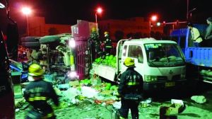 渣土車(chē)側(cè)翻在地，現(xiàn)場(chǎng)一片狼藉