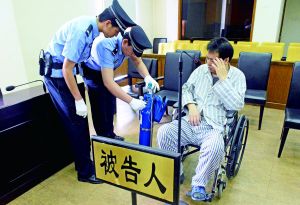 被告人李萬勇因病吸氧受審。首席攝影記者 吳寧/攝