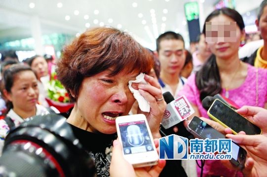 昨日，被拐25年的翁女士(粉紅色衣服者)與生母在深圳機(jī)場(chǎng)見(jiàn)面。