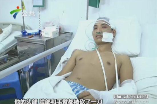 另一名傷者頭部、臉部和手臂都被砍了一刀。(視頻截圖)