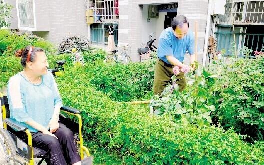 帥氣退伍兵娶殘疾女孩 辭掉公職照料23年成佳話