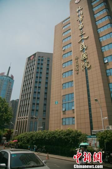 事發(fā)的醫(yī)院門口。 李晨韻 攝