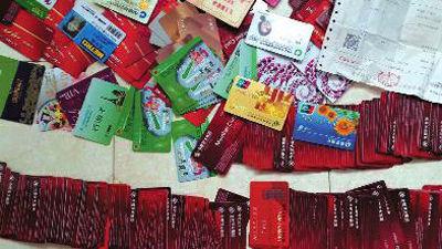 房云云向華商報(bào)記者提供的贓物圖片,包括購(gòu)物卡、銀行卡等