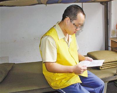 昨天，張文兵在看家書(shū)。 記者 鐘耕軍 攝