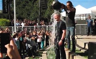 蘋果CEO蒂姆·庫克在自己公司的內(nèi)部活動(dòng)上，讓自己來了個(gè)透心涼。邀請庫克參加游戲的是他的下屬、蘋果高級副總裁菲爾·席勒。