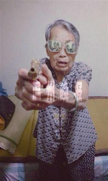 87歲中日混血婆婆扮酷賣(mài)萌 盼找到日本親人(圖)