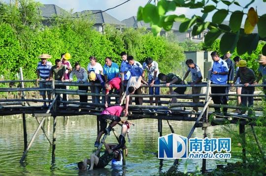 救援人員合力打撈起落水女孩，后經醫(yī)護人員確認已經死亡。受訪者供圖