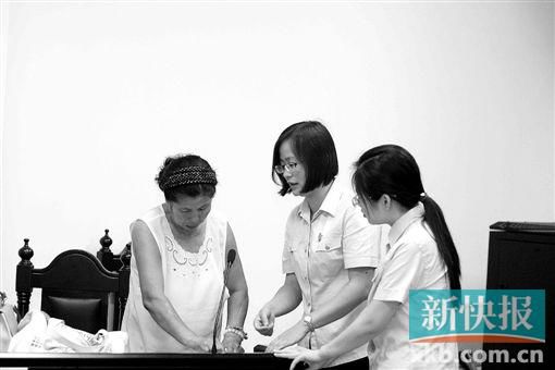 白春榮簽領(lǐng)國家賠償款。通訊員供圖