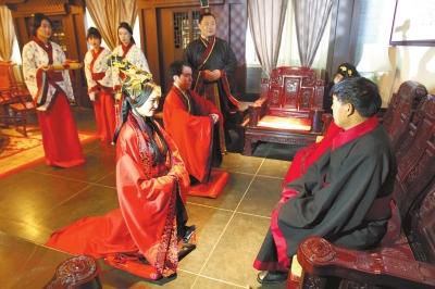 鄭州80后小夫妻舉行漢服婚禮 以素食喜宴待客