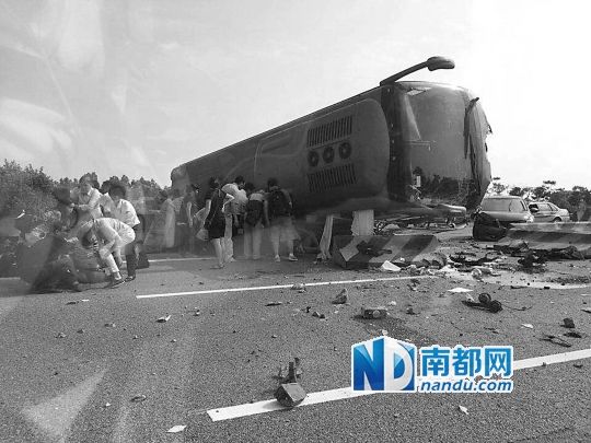 現(xiàn)場大客車側翻，玻璃碎落一地，車身卡在路邊水泥護欄上。 目擊者供圖