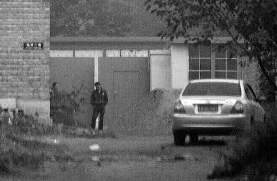 回訪今天上午，小李被困的院子大門緊閉，有人在門口望風(fēng)