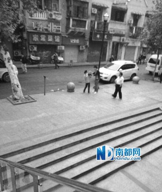 10月18日，武漢一男子抓住環(huán)衛(wèi)工打耳光。