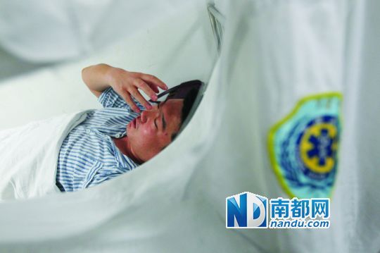 19日，北大深圳醫(yī)院，透過被撕破的工作服，急診科醫(yī)護(hù)人員申洪濤身體多處被醉酒男子抓傷。