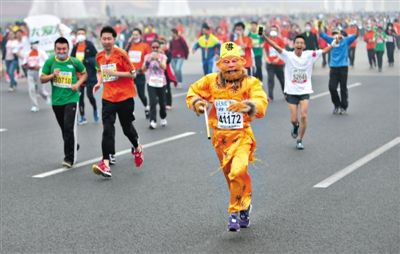 長安街，一名打扮成孫悟空的參賽者在北馬隊(duì)伍里飛奔。 本版攝影/新京報(bào)記者 吳江 李飛 王嘉寧 吳江