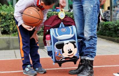 10月28日，記者對成都市某小學(xué)學(xué)生的書包進(jìn)行稱重，該學(xué)生書包的重量為7.8公斤。