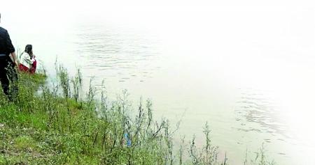 涉事男子和前女友,呆滯地望著滾滾江水。 田女士供圖