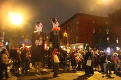 年底將近，派對集中，如何讓子女免受不良人士的侵犯，家長需要警惕并提醒子女注意。（美國《世界日報》/黃伊奕 攝）