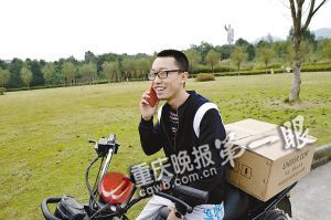 在推銷(xiāo)路上，黃鑫接到一位女生要衛(wèi)生巾的電話(huà)，顯得十分高興。