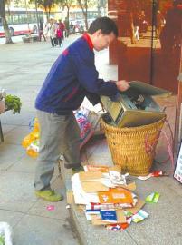 王光偉靠收廢品拾荒為生，每月僅有1000元的微薄收入。