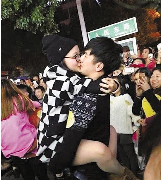 雖只是縣城的比賽，但水準(zhǔn)著實不低，居然有選手采用考拉式。